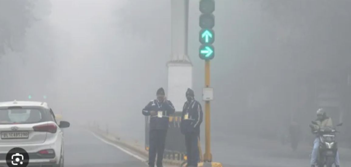 Delhi AQI hits 500 in several parts, yellow alert amid the dense fog.